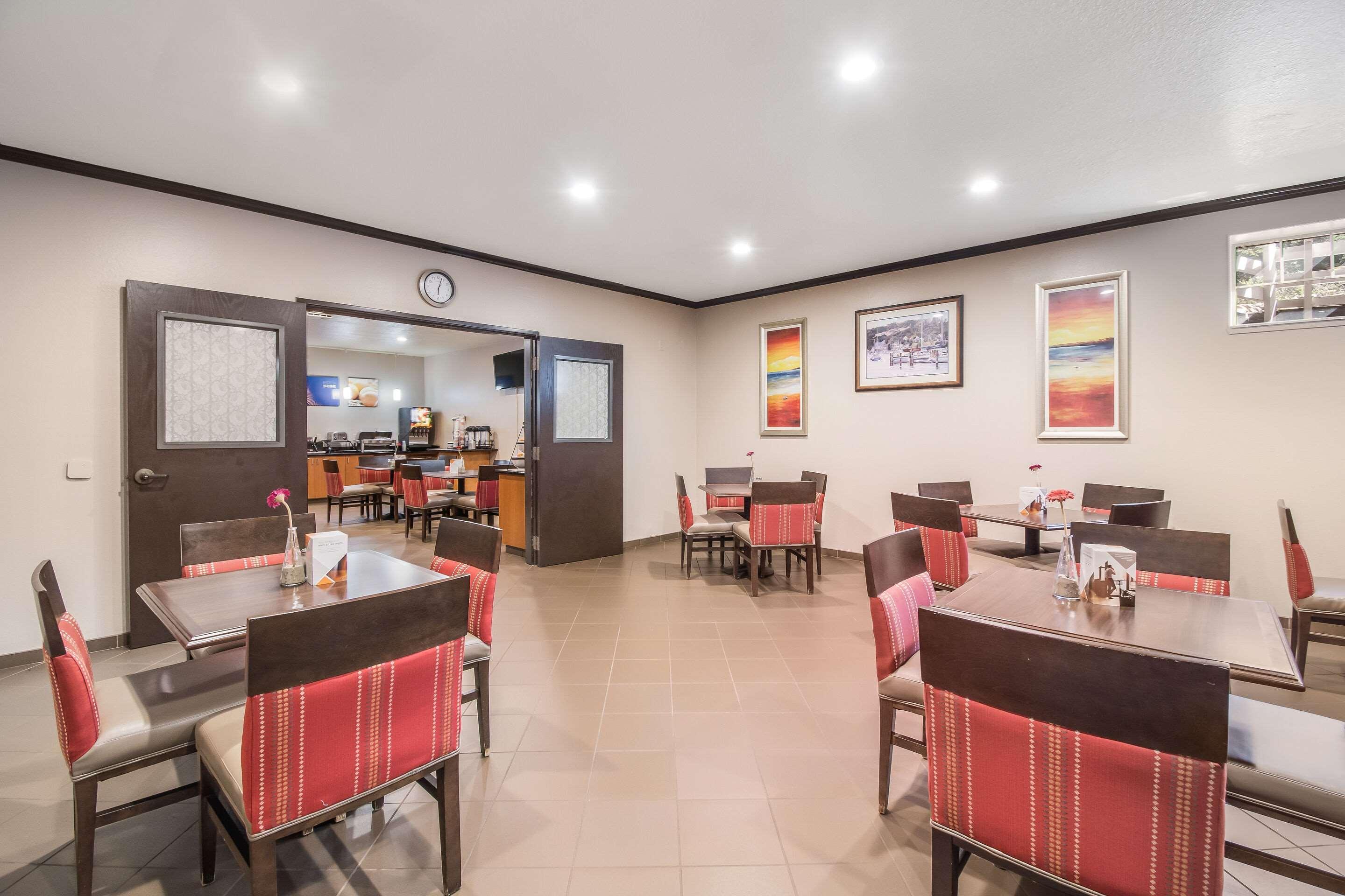 Comfort Inn Ньюпорт Экстерьер фото