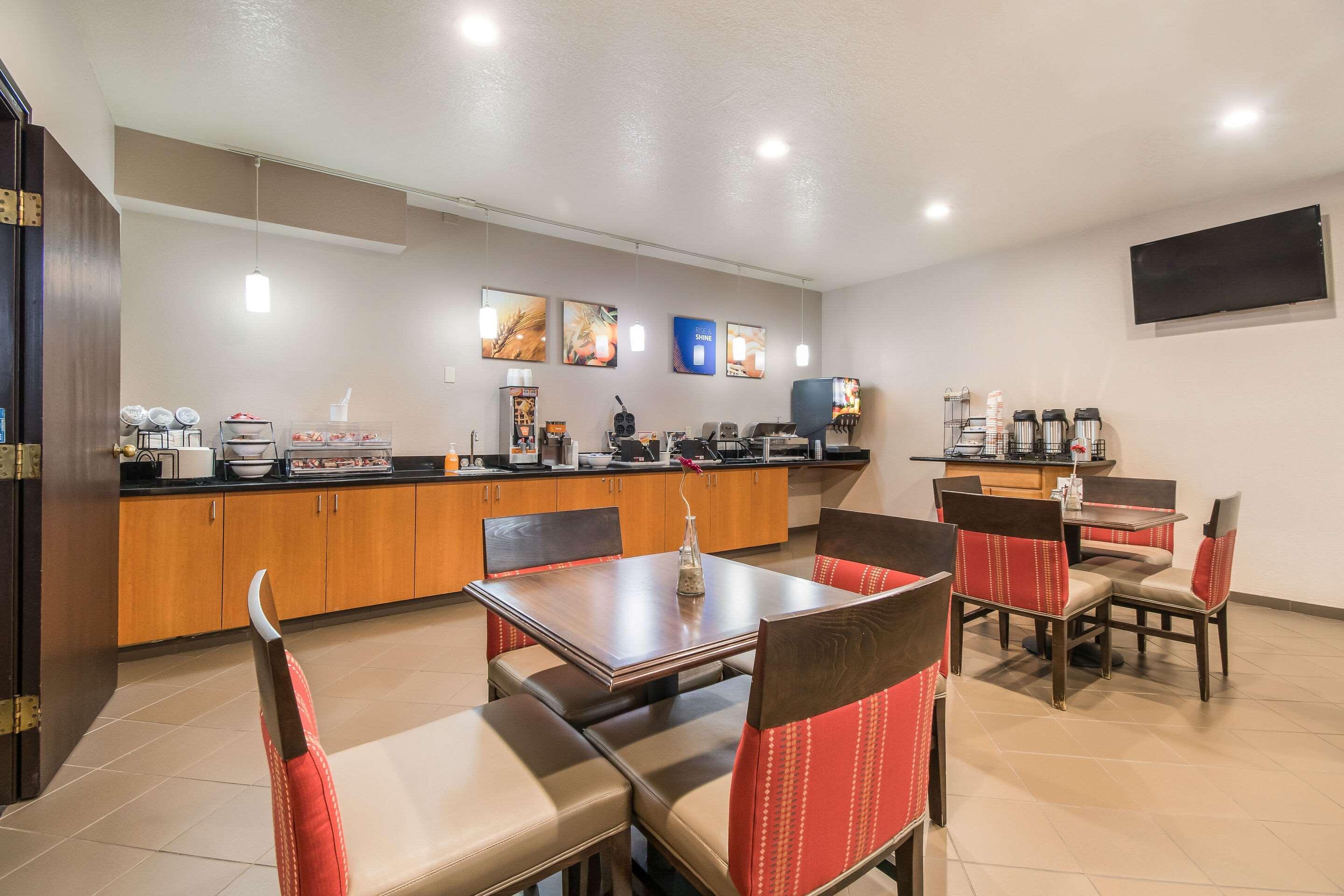 Comfort Inn Ньюпорт Экстерьер фото