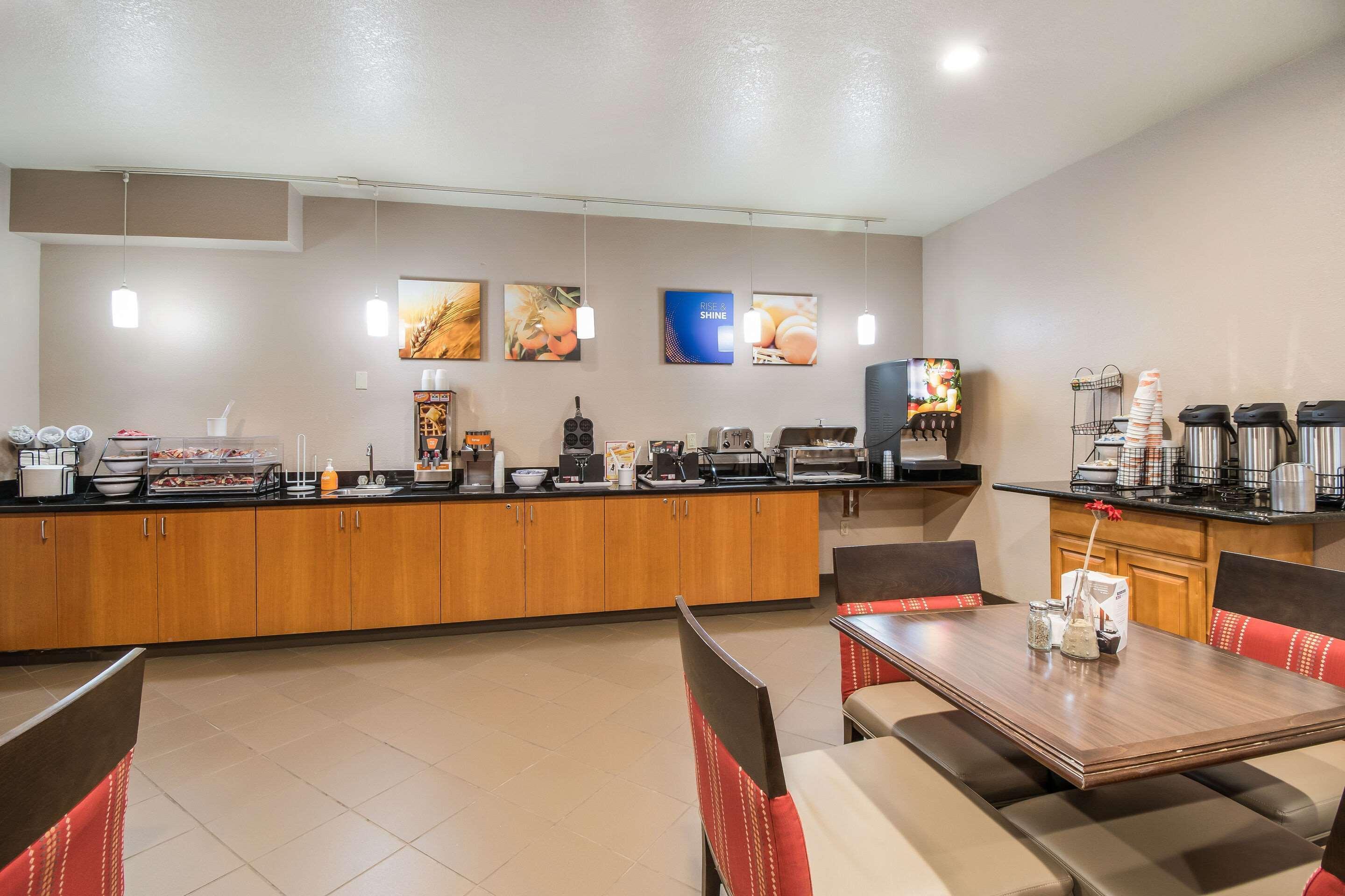 Comfort Inn Ньюпорт Экстерьер фото